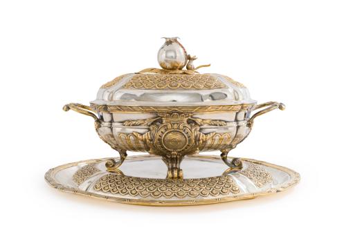 187 - <p><span class="object_title">TANE-MÉXICO<br/>Exclusiva gran sopera o centro de mesa con presentador oval en plata sterling y baño de oro de Tane, Mexico. </span><br></p>