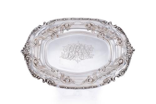 241 - <p><span class="object_title"> "J.E CALDWELL & CO FILADELFIA", C.1850<br/>Original fuente ondulada en plata de sterling.</span><br></p>
