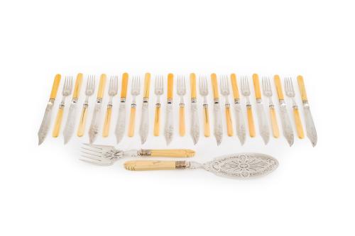 264 - <p><span class="object_title">Juego de cubiertos de pescado, para 12 servicios, en plata inglesa punzonada con marcas de Sheffield. C. 1890</span><br></p>