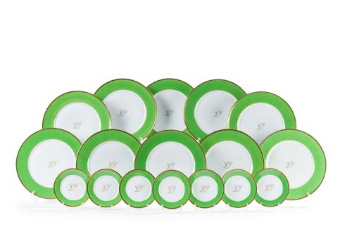 81 - <p><span class="object_title">LIMOGES-FRANCIA<br/>Juego de 26 bajoplatos y 25 platitos de pan en porcelana de Limoges, modelo " Vert Gazon. C. H. Field Haviland". Con marcas. </span><br></p>