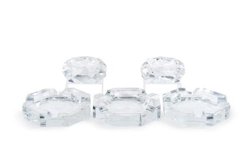 BACCARAT.Lote de cinco ceniceros en cristal facetado de B