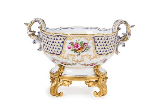 218 - <p><span class="object_title">Decorativo centro en porcelana centroeuropea esmaltada. </span><br></p>