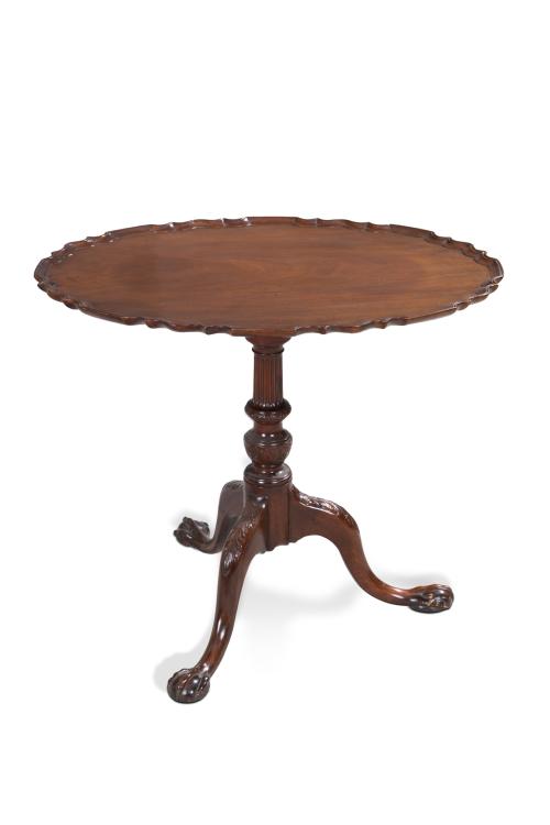 Mesa "tilt - top" estilo Chippendale sobre pata tripode.