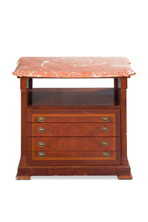722   -  <p><span class="object_title">Mesita auxiliar en madera con frente de cuatro registros y gaveta superior. </span><br></p>