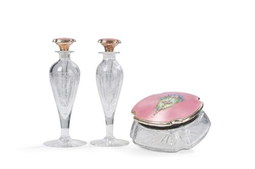 267 - <p><span class="object_title">Juego compuesto por joyero-polvera y dos perfumeros en cristal soplado. Francia, finales S. XIX.</span><br></p>