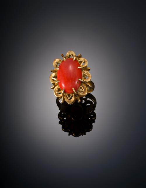 947   -  <p><span class="object_title">SORTIJA CON CORAL EN CABUJÓN</span></p>