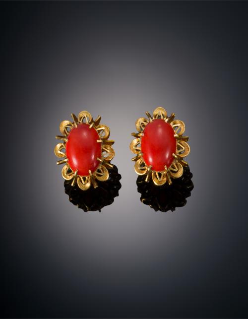 946   -  <p><span class="object_title">PENDIENTES CON CORAL EN CABUJÓN</span></p>