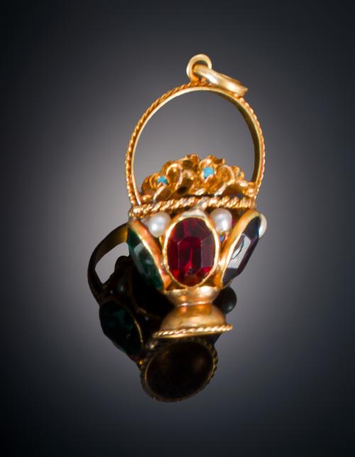 COLGANTE CON FORMA DE CESTITA CON PIEDRAS DE COLORES 