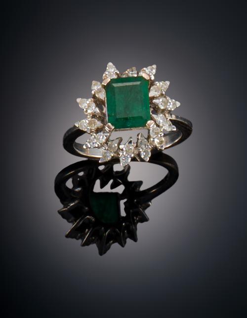 858   -  <p><span class="object_title">ANILLO CON ESMERALDA CENTRAL ORLA DE DIAMANTES</span></p>