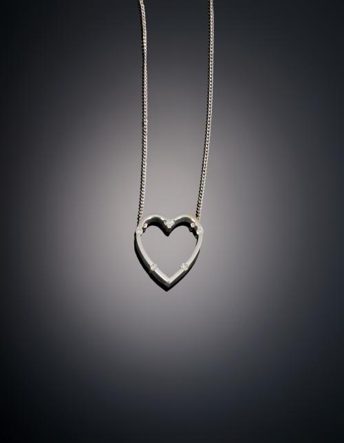 939   -  <p><span class="object_title">COLGANTE CON FORMA DE CORAZÓN</span></p>