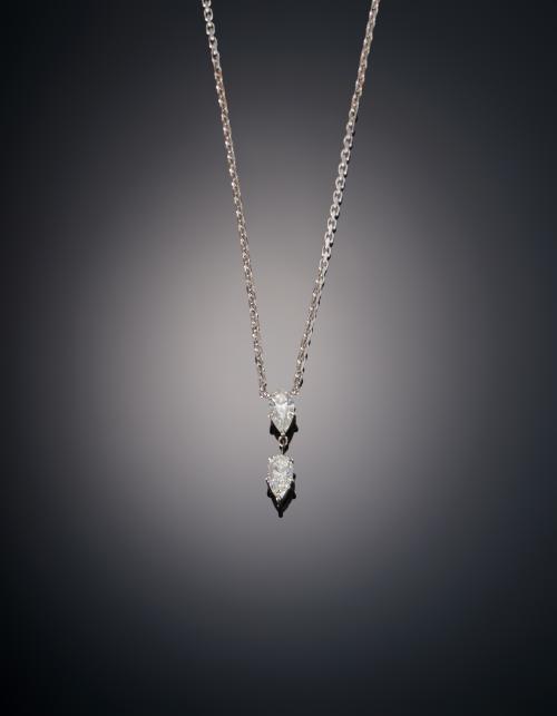 809   -  <p><span class="object_title">COLGANTE CON DIAMANTES TALLA PERA </span></p>