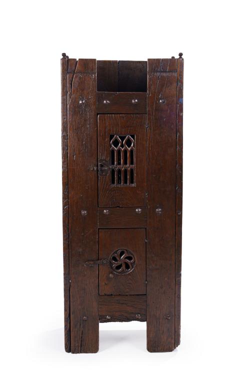 201   -  <p><span class="object_title">Alacena de estilo gótico, S. XVII. <br/>En madera tallada de roble con frente de doble puerta calada con arquería apuntada y rosetón. Claveteado ornamental. <br/></span><br></p>