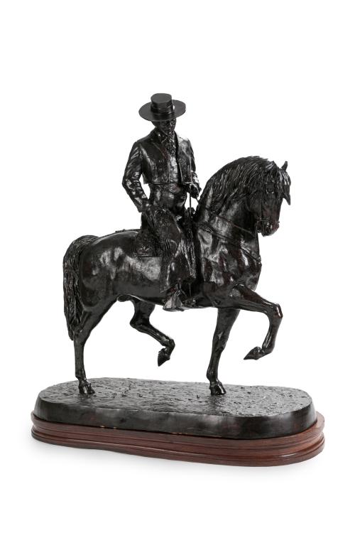 250   -  <p><span class="object_title">EDUARDO SORIANO (1941)<br/>"Paso español"<br/>Escultura en bronce pavonado sobre peana en madera. Firmada. </span></p>