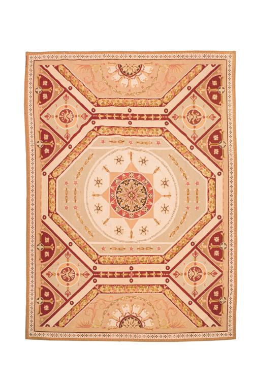 108   -  <p><span class="object_title">Gran alfombra Aubusson en lana de diseño Carlos IV, basado en un cartón de la Real Fábrica de Tapices. Firmada Miguel Stuyck.<br/>Rosetón central con estrella de ocho puntas y decoración en tonos granates y oro viejo sobre campo color tostado. </span><br></p>
