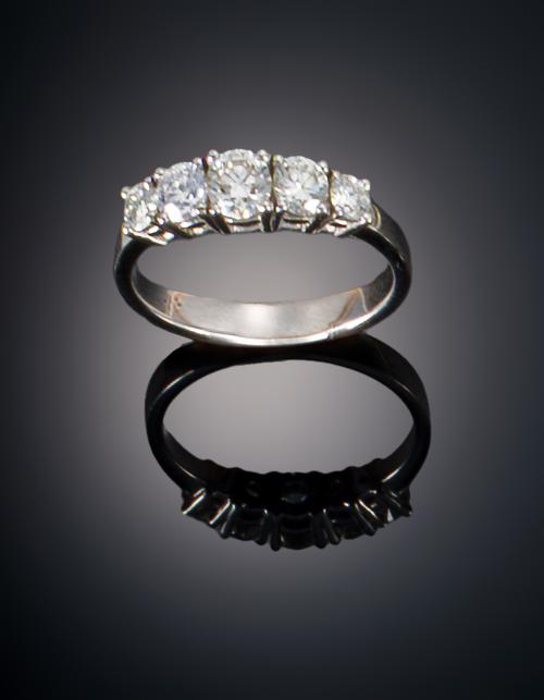 791   -  <p><span class="object_title">SORTIJA CINQUILLO CON DIAMANTES </span></p>
