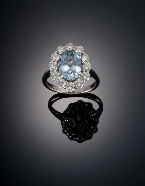 821   -  <p><span class="object_title">SORTIJA DE AGUAMARINA CON ORLA DE DIAMANTES </span></p>
