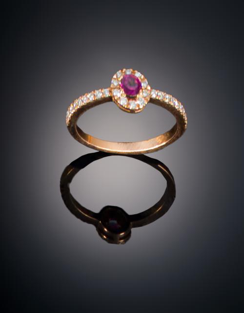 732   -  <p><span class="object_title">SORTIJA DE RODOLITA Y DIAMANTES </span></p>