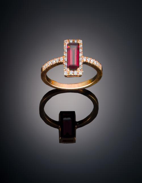 730   -  <p><span class="object_title">SORTIJA DE RODOLITA TALLA BAGUETTE  Y DIAMANTES </span></p>