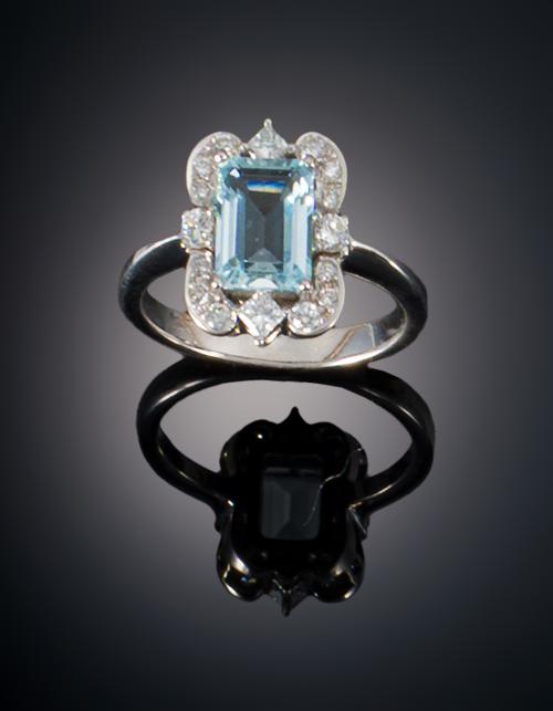 930   -  <p><span class="object_title">PRECIOSA SORTIJA CON TOPACIO  TALLA ESMERALDA Y ORLA DE DIAMANTES</span></p>