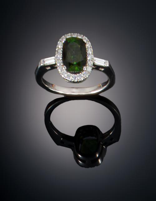 926   -  <p><span class="object_title">SORTIJA DE TURMALINA CON ORLA DE  DIAMANTES </span></p>
