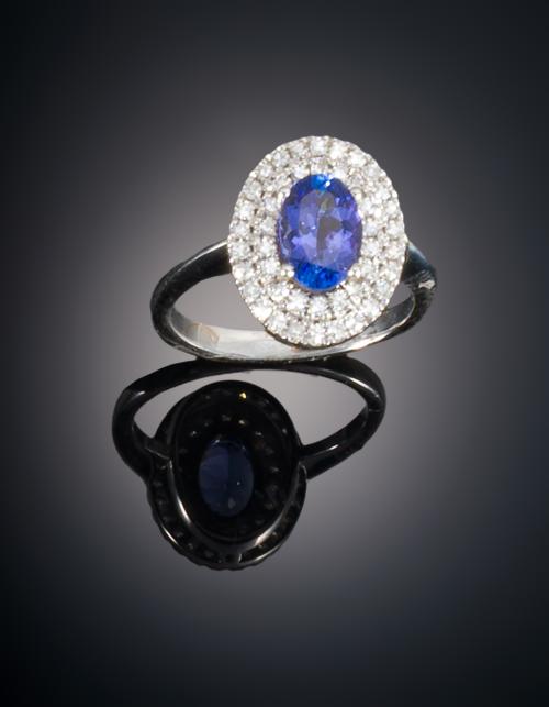 SORTIJA CON TANZANITA Y ORLA DE DIAMANTES 