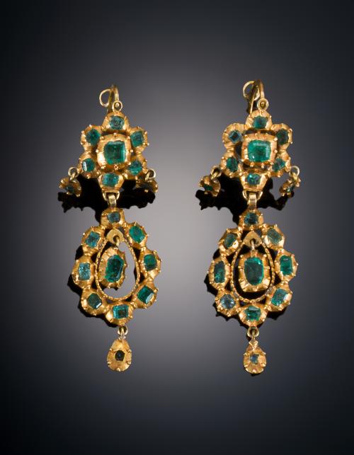 684   -  <p><span class="object_title">PENDIENTES LARGOS POPULARES F. XVIII</span></p>