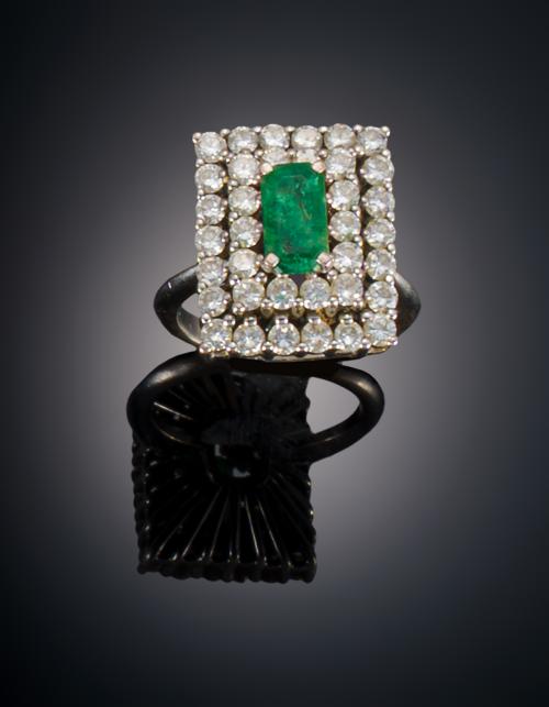 857   -  <p><span class="object_title">SORTIJA AÑOS 60 CON ESMERALDA Y DIAMANTES</span></p>