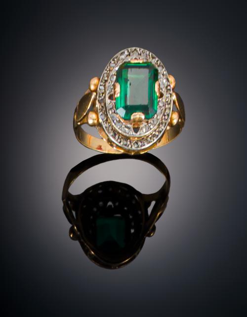711   -  <p><span class="object_title">SORTIJA S. XIX DIAMANTES Y VIDRIO VERDE </span></p>