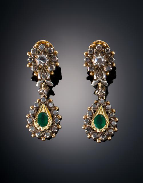685   -  <p><span class="object_title">PENDIENTES LARGOS ESTILO ISABELINO</span></p>