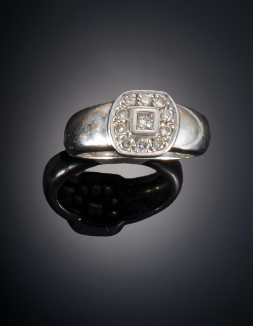 943   -  <p><span class="object_title">SORTIJA BOMBÉ DE DIAMANTES</span></p>