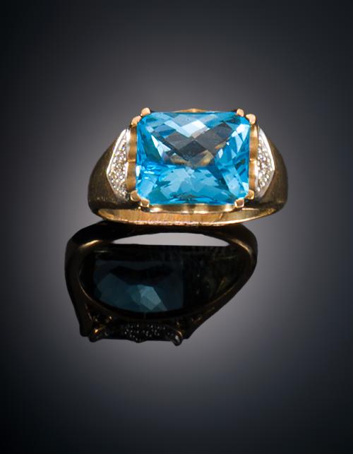 915   -  <p><span class="object_title">SORTIJA CON TOPACIO LONDON BLUE Y DIAMANTES </span></p>