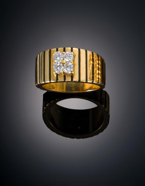 900   -  <p><span class="object_title">SORTIJA AÑOS 70 CON DIAMANTES Y ESMALTE</span></p>