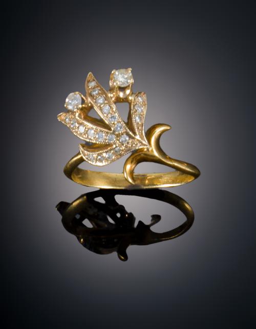693   -  <p><span class="object_title">SORTIJA HOJA CON DIAMANTES</span></p>