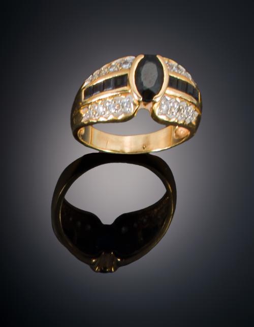 896   -  <p><span class="object_title">SORTIJA AÑOS 90 ZAFIROS Y DIAMANTES</span></p>