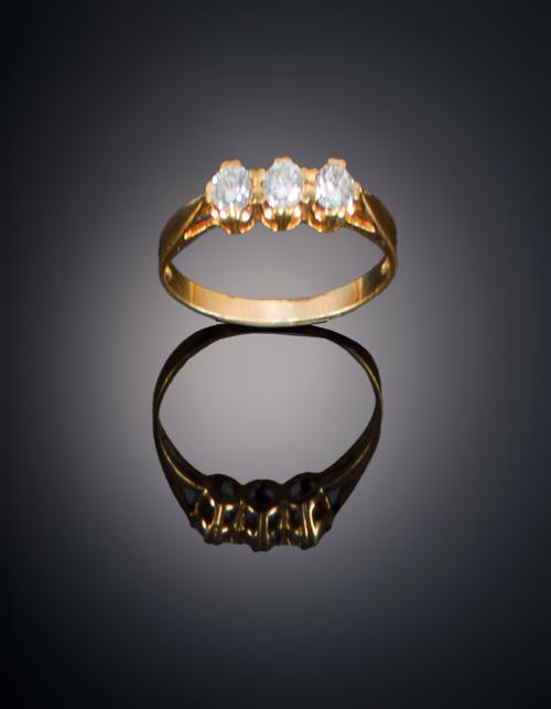 728   -  <p><span class="object_title">SORTIJA TRESILLO CON DIAMANTES </span></p>