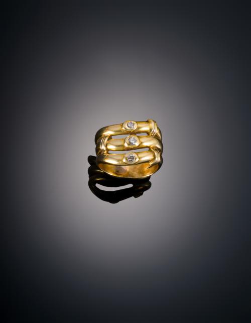951   -  <p><span class="object_title">SORTIJA TRIPLE BOMBÉ CON DIAMANTES</span></p>