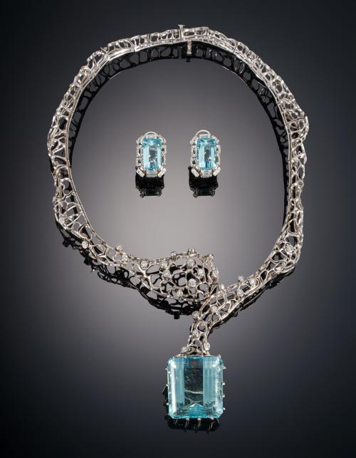 815   -  <p><span class="object_title"> CONJUNTO COLLAR ARTICULADO FIRMADO POR GREGORY Y PENDIENTES DE AGUAMARINAS Y DIAMANTES.</span></p>