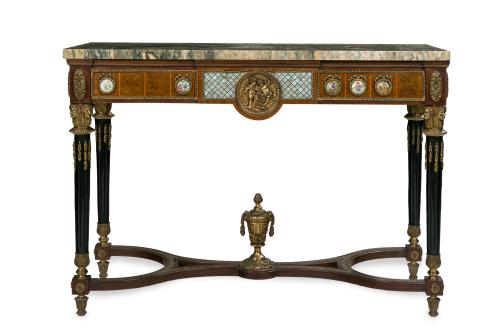 135   -  <p><span class="object_title">Consola de estilo neoclásico en madera tallada y ebonizada. Frente con cajones simulados y medallones en porcelana con escenas galantes y flores. Centro con aplicaciones de nácar en retícula y tondo en bronce dorado con pareja de Cupidos. <br/>Patas acanaladas unidas por chambrana rematada en copa. Tapa en mármol veteado. Algunas faltas. </span><br></p>
