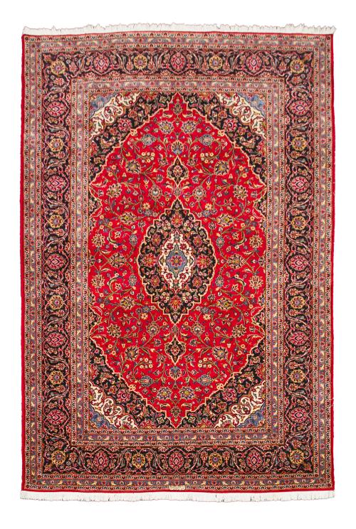 9   -  <p><span class="object_title">Alfombra persa Kashan en lana con centro romboidal y decoración vegetal sobre campo granate. </span><br></p>