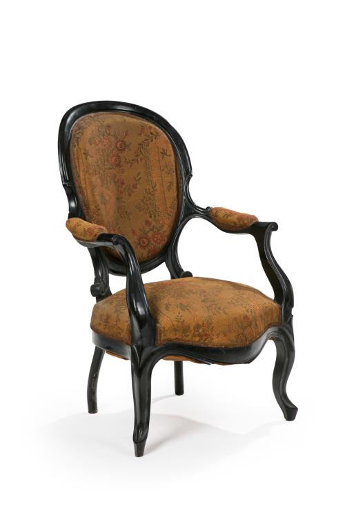 197   -  <p><span class="object_title">Silla isabelina en madera ebonizada. S. XIX.</span><br></p>