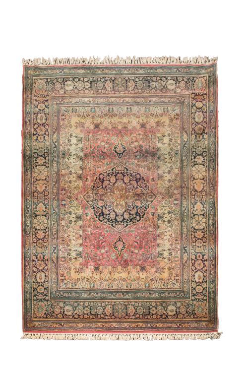 89   -  <p><span class="object_title">Alfombra persa Kashan en lana con profusa decoración vegetal y floral sobre campo rosa y cenefa en negro. </span><br></p>