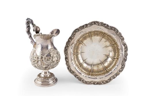 194   -  <p><span class="object_title">Aguamanil en plata española punzonada con marcas de Córdoba, 1862. <br/>Marcador: Rafael de Martos, platero: J.Heredia.</span><br></p>