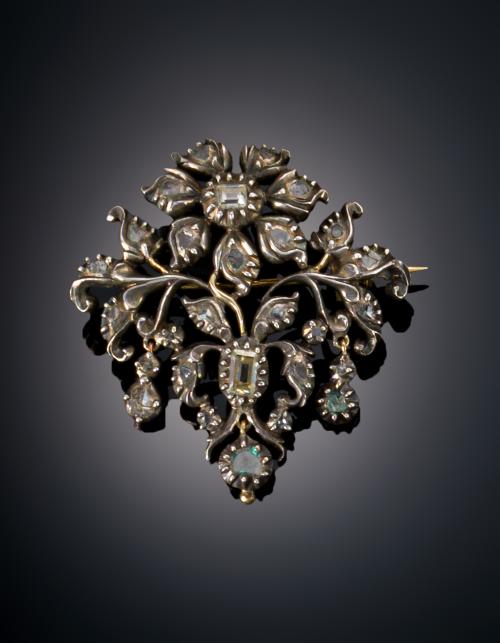 681   -  <p><span class="object_title">BROCHE PORTUGÉS C.1840 PLATA Y ORO AMARILLO Y DIAMANTES</span></p>