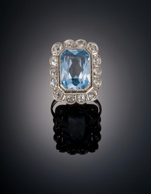 819   -  <p><span class="object_title">SORTIJA AÑOS XX CON ESPINELA SINTÉTICA Y DIAMANTES</span></p>