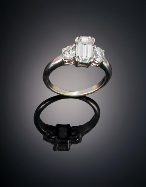 789   -  <p><span class="object_title">SOLITARIO DIAMANTE TALLA ESMERALDA</span></p>