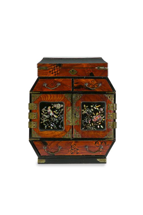 6   -  <p><span class="object_title">Joyero en madera en su color y ebonizada, China, S. XX. <br/></span><br></p>