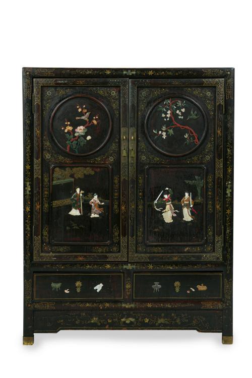 15   -  <p><span class="object_title">Mueble aparador en madera lacada en negro y pintada con aplicaciones de piedras duras. China, S. XX. </span><br></p>