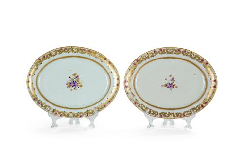 48   -  <p><span class="object_title">Pareja de bandejas ovales en porcelana china Compañía de Indias, Dinastía Qing, época Quianlong (1736-1795).</span><br></p>