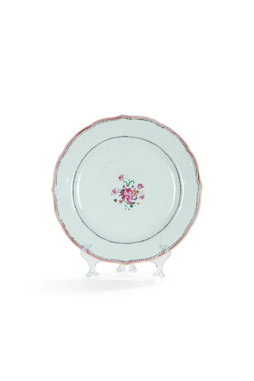 45   -  <p><span class="object_title">Gran plato en porcelana Compañía de Indias, China, Dinastía Qing, época Quianlong, C. 1780.</span><br></p>