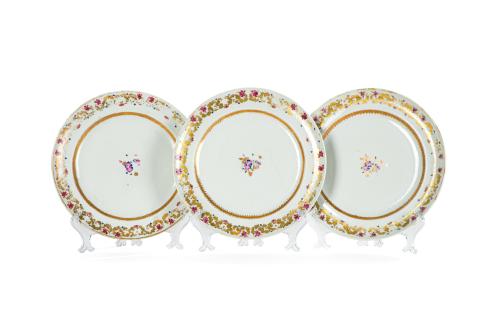 49   -  <p><span class="object_title">Tres platos en porcelana china Compañía de Indias, Dinastía Qing, época Quianlong (1736-1795).</span><br></p>